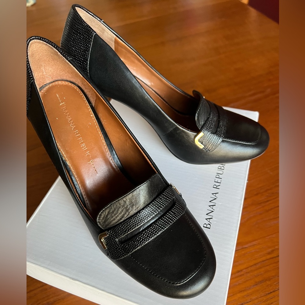 Banana Republic Mya black leather pumps/gold tone accents 7.5. 3.75 inch heels.